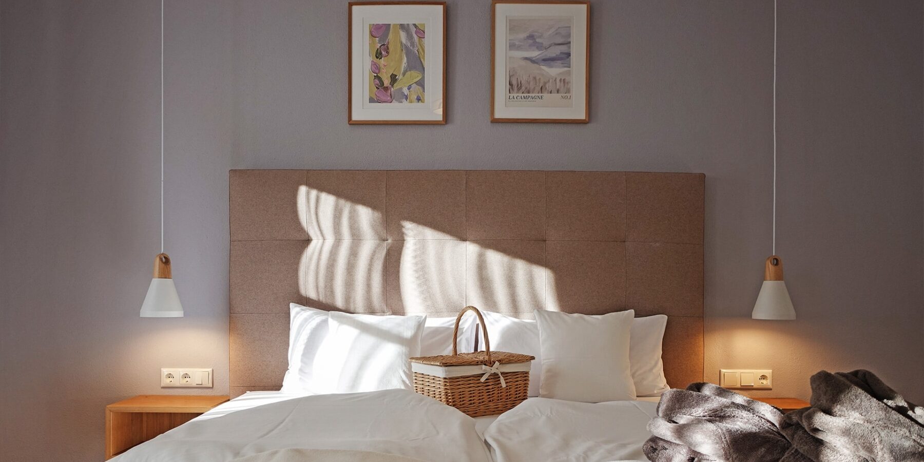 bio-kurhotel-bayern-unterkuenfte Our rooms and suites are more than just a place to sleep – they are your starting point for true relaxation. Clean design, pure materials, fresh mountain air. No kitsch. No chemicals. For a healthy indoor climate and optimal sleep.