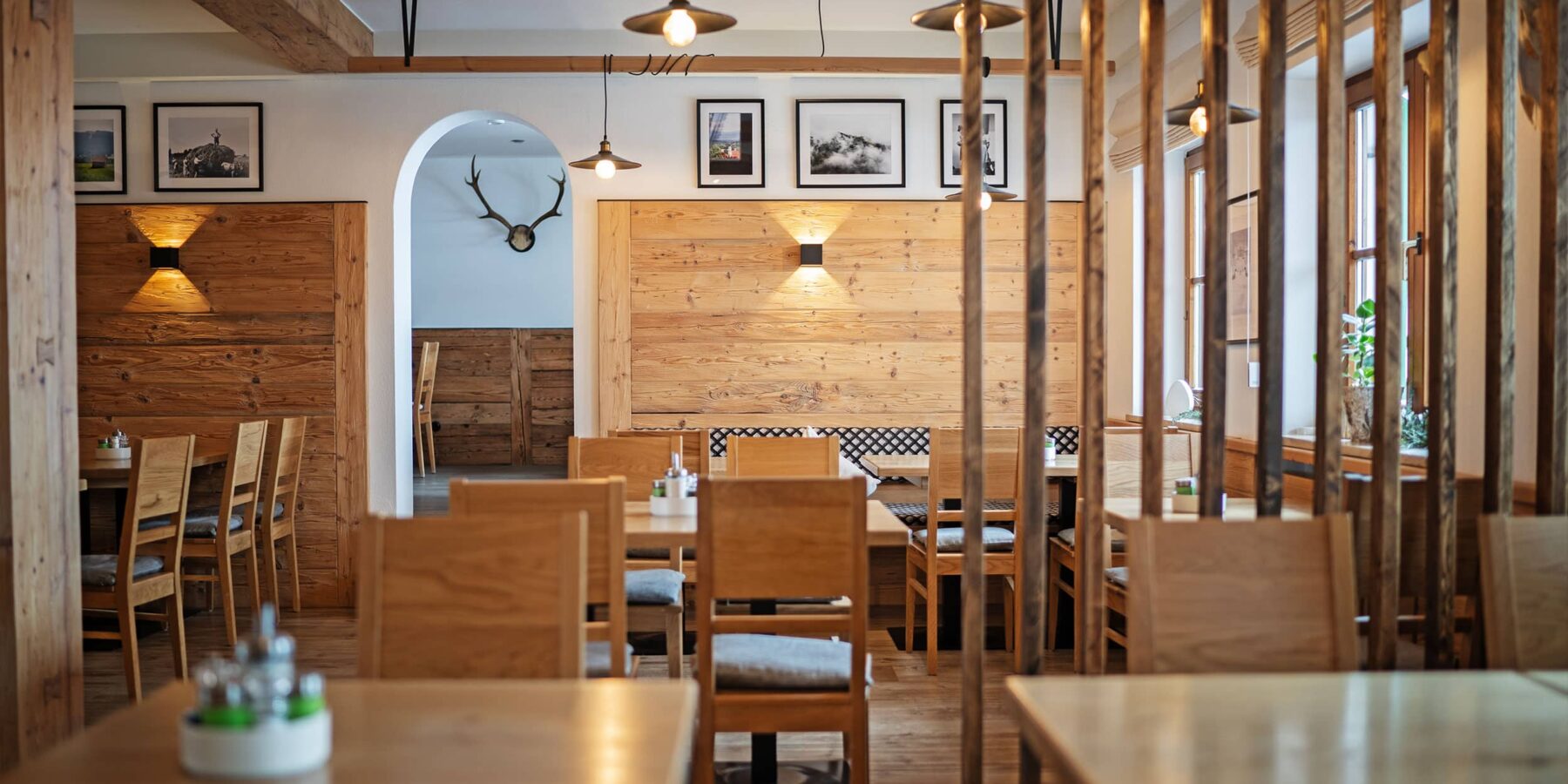 bio-kurhotel-restaurant area Cut to the essentials – with a great sense of atmosphere and genuine organic quality. Our newly renovated restaurant area invites you to come in, breathe in the scent of wood and simply enjoy it.